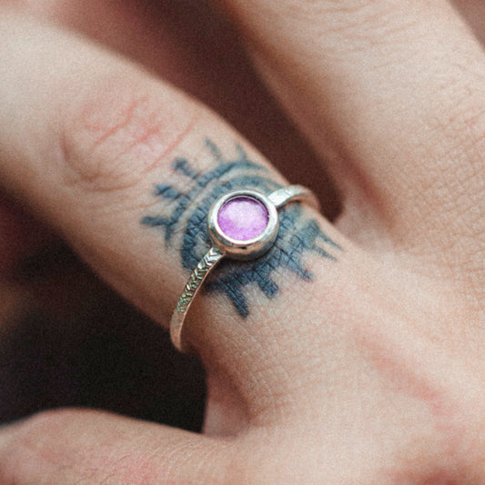 minimal ring with texture and 5 mm amethyst stone